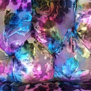 Detail van gecapitoneerde bank met stof van Designers Guild