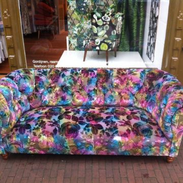 Gecapitoneerde bank met stof van Designers Guild