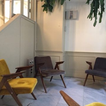 Voor kantoor In Amsterdam stoelen gestoffeerd in mooie velours