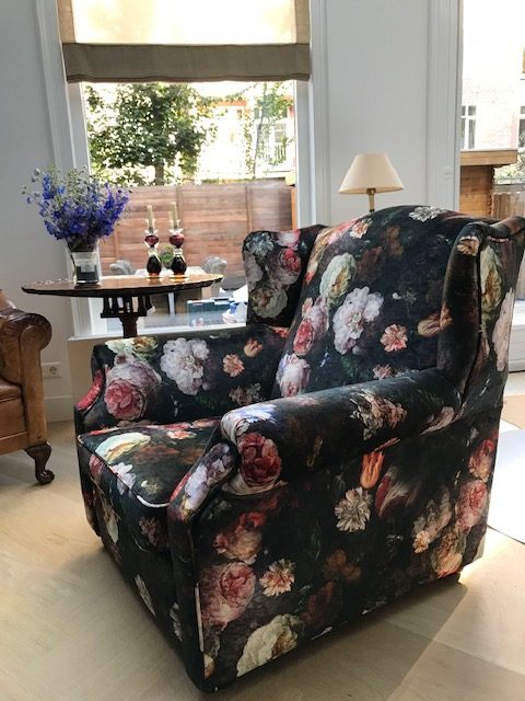 fauteuil gestoffeerd in velours van Osborne & Little